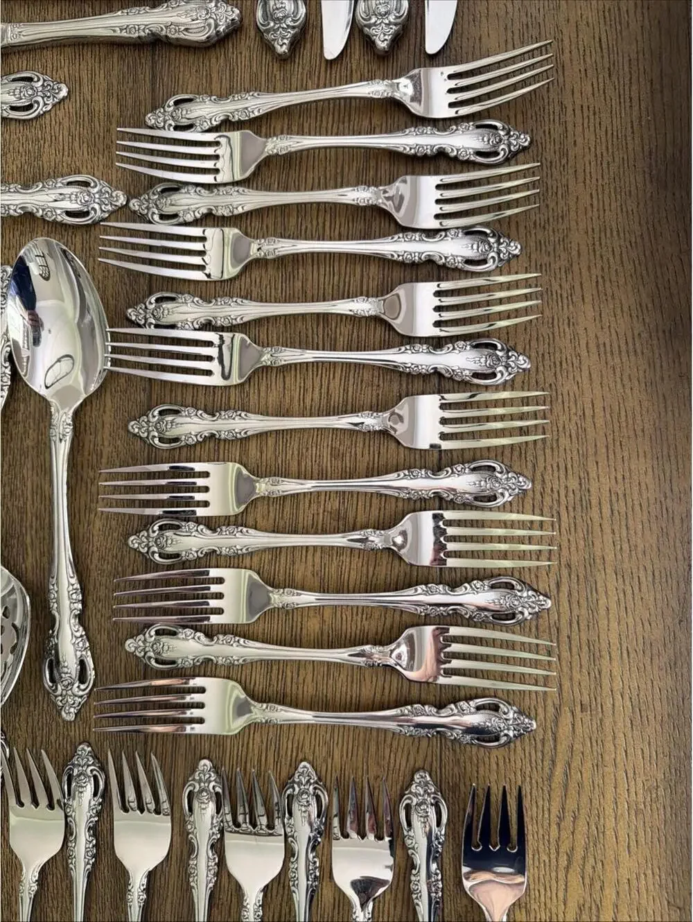 Oneida Community Brahms 65 Pc Stainless Flatware Set - Service for 12
